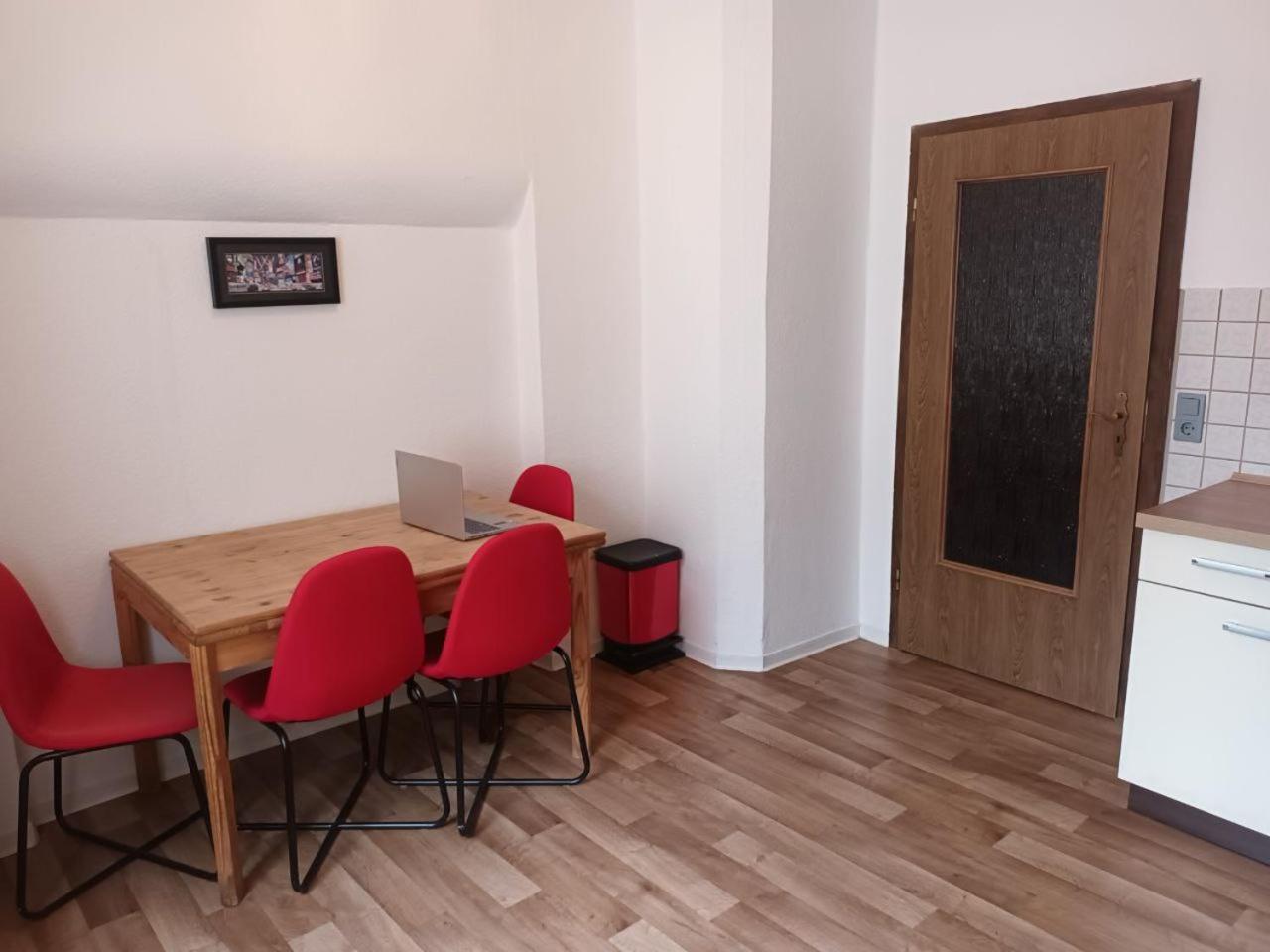 Flat In Neo Country Style Aus Gruenderzeit Bis 6 Person Leipzig Exterior foto